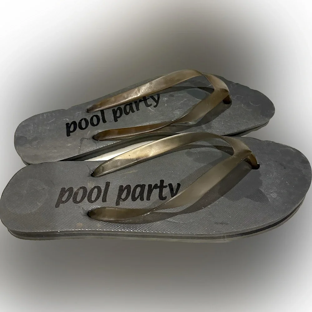 Men’s Pool Party black/gray flip flops/sandals Size 11/12 beach Shoes
